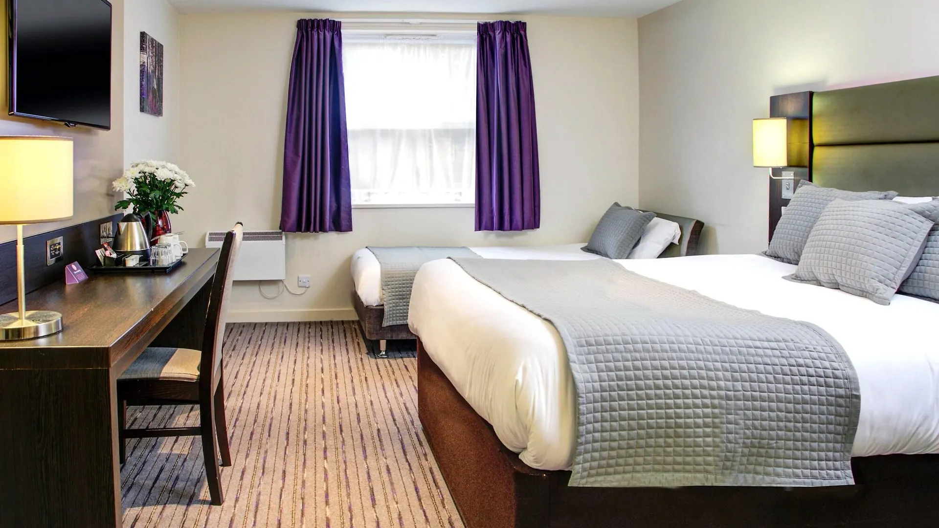 Premier Inn Huddersfield West Отель