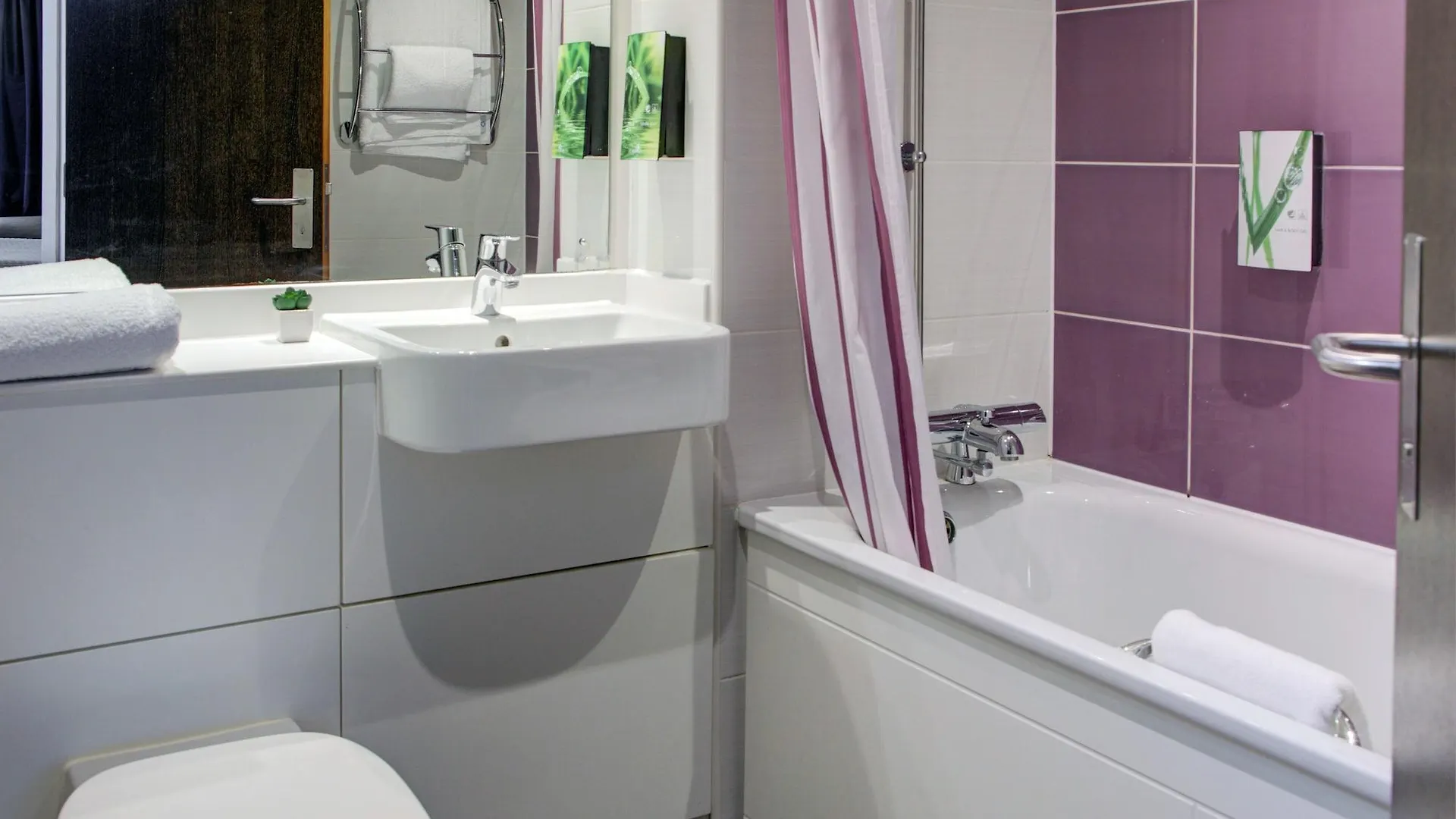 Premier Inn Huddersfield West 3*,
